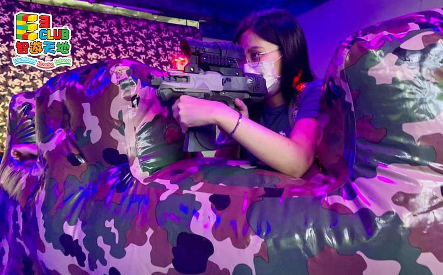 成人都可以玩樂，利用障礙物如火山洞穴、碉堡等攻守