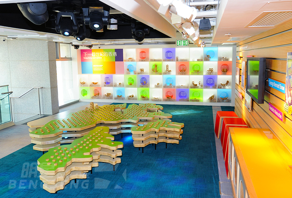 【導賞團】香港杜莎夫人蠟像館、山頂廣場、美味櫥棧頭抽店、展城館 一天遊 (包團)